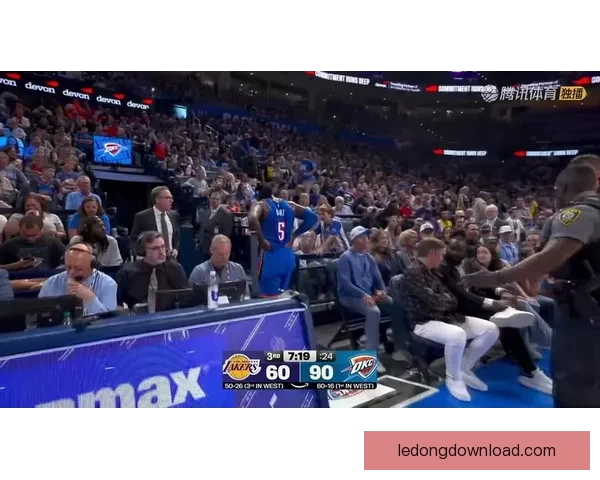 多尔特突破上篮重摔倒地受伤 已返回更衣室接受检查